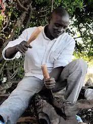 Kijana akifanya kazi