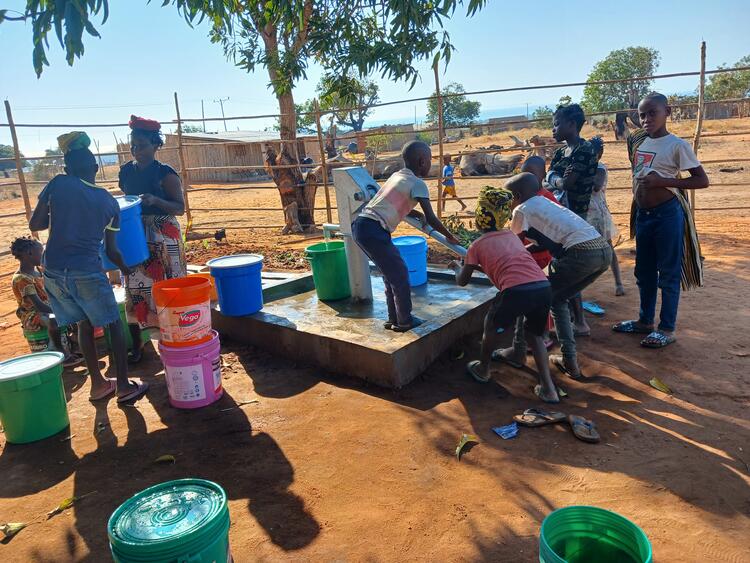 Comunidade alegre com a iniciativa de ter poco de agua potavel 