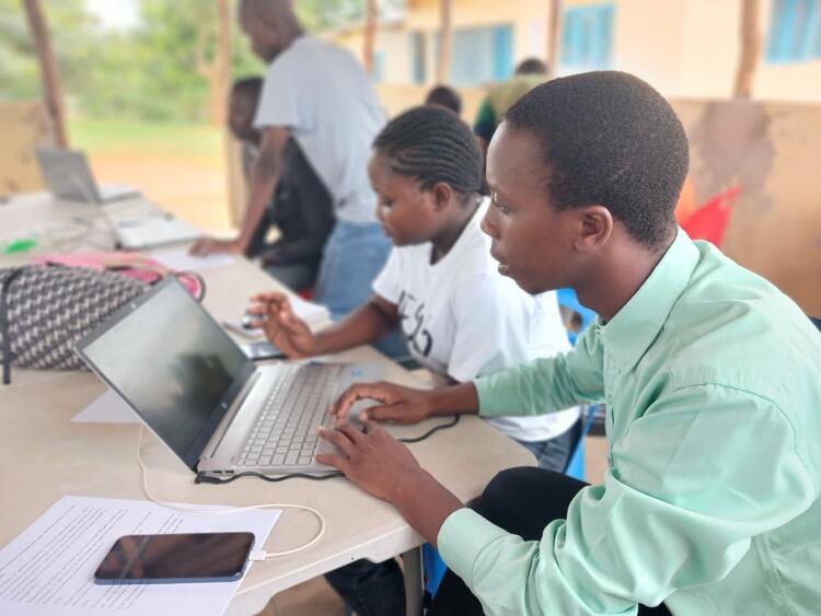 Colaboradores de Rádio Wimbe beneficiam capacitação em TI 