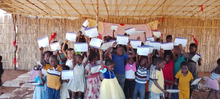 Criancas graduadas do programa da escola biblica samaritana