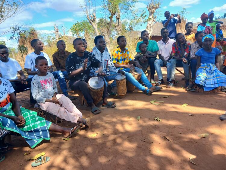 Grupo coral em Ocua.jpg